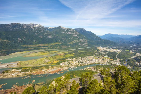 Howe dźwięk i squamish miasto w mieście squamish — Zdjęcie stockowe