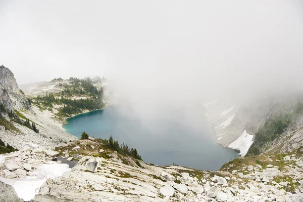 구름에 숨겨진된 호수 — 스톡 사진