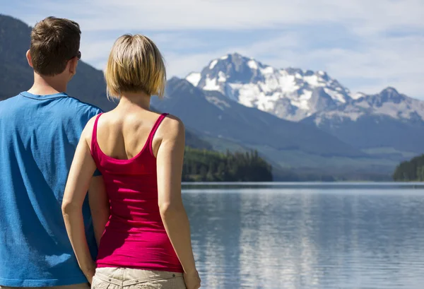 Couple at Duffey Lake — Stock Photo, Image