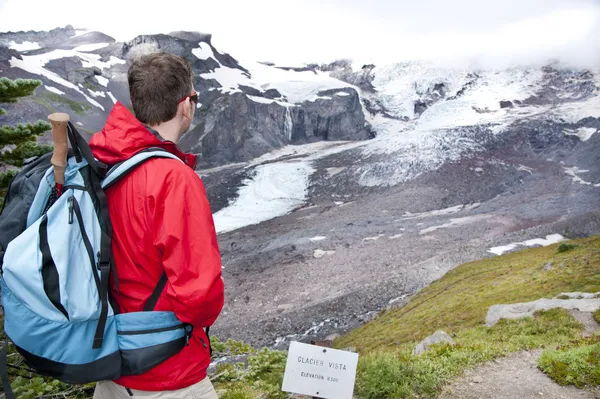 Un touriste à Glacier Vista — Photo