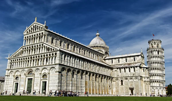 Katedral ve yaslı pisa kulesi — Stok fotoğraf