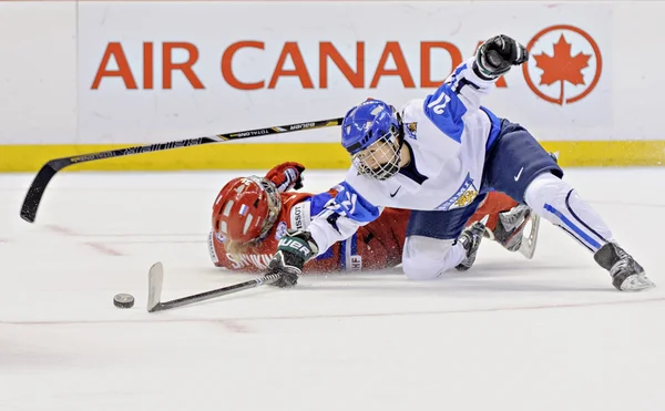 V ledním hokeji žen mistrovství světa bronzovou medaili her - Rusko v. Finsko — Stock fotografie