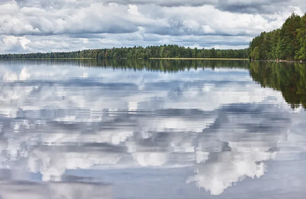 Glatte Oberfläche des Sees — Stockfoto