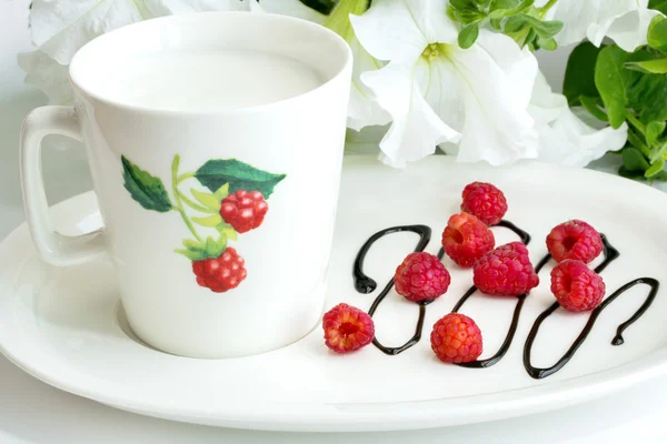 Milk cup with raspberry — Stock Photo, Image