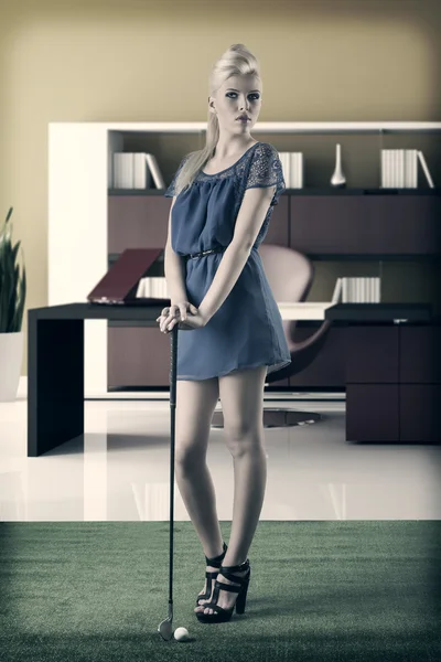 seksi sarışın kız elleri ile golf golf kulübü öder.