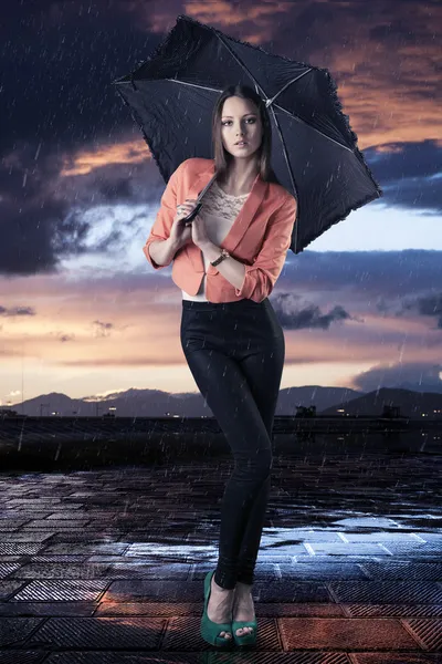 Belle femme avec parapluie, elle est devant la caméra — Photo