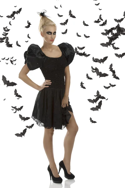 Sexig tjej i halloween kostym med handen på höften — Stockfoto