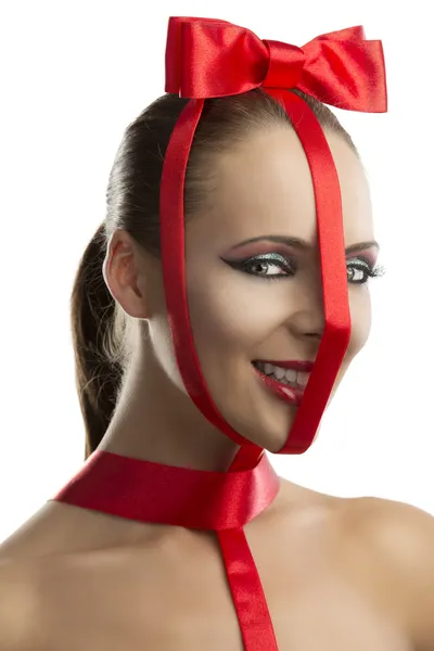 Retrato de belleza de chica con lazo rojo sonríe — Foto de Stock