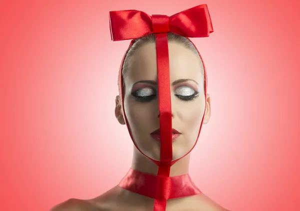 Retrato de belleza de chica con lazo rojo con los ojos cerrados — Foto de Stock