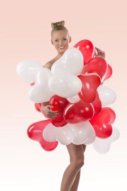 sarışın kızın vücudunda birçok balon ile o dokunduğu