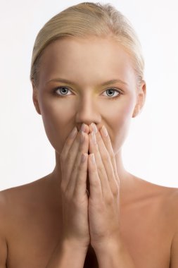 renkli makyaj ve mo elleri ile sarışın kız portresi