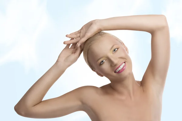 Porträt eines blonden Mädchens mit farbigem Make-up und Händen auf dem Kopf — Stockfoto