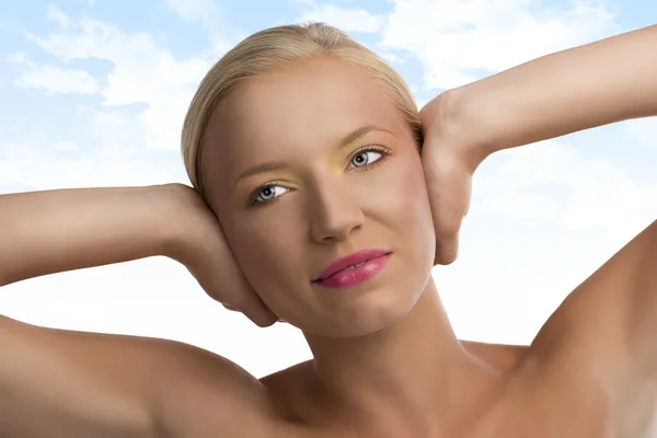 Portrét blondýnka s barevný make-up a rukama na ea — Stock fotografie