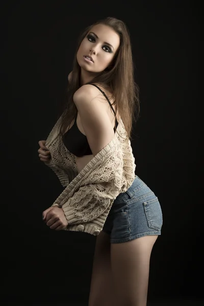 Low-Key-Porträt von sexy Mädchen mit nackter Schulter — Stockfoto