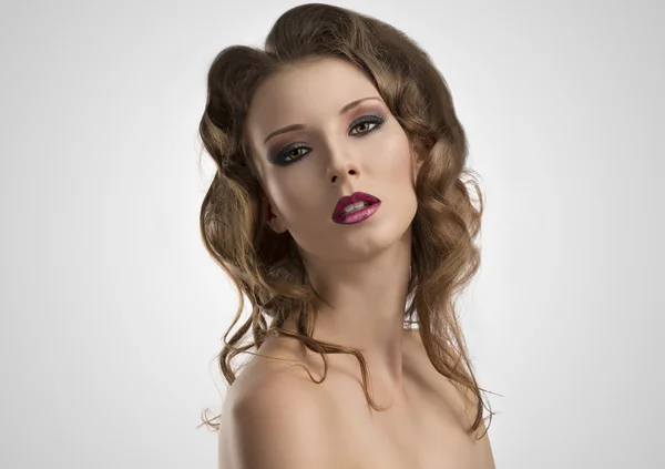 Sexig tjej med lila make-up ser i linsen — Stockfoto