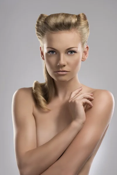 Portrait of naked blonde girl with arm on the chest — Stock Photo, Image