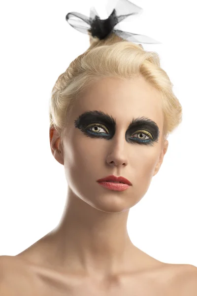 Blond tjej med mörka make-up ser i linsen — Stockfoto