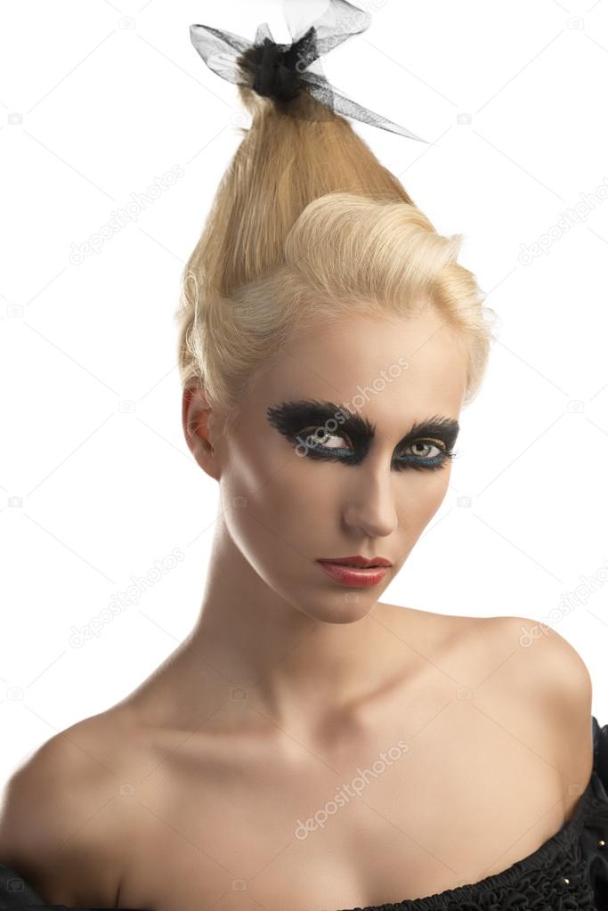 chica rubia con maquillaje oscuro convertido de tres cuartos — Foto ... chica rubia con maquillaje oscuro convertido de tres cuartos — Foto ...