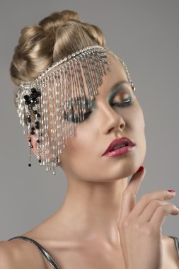 sarışın kız ile baş ve kapalı gözleri Hint Aksesuar