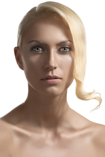 Краса портрет блондинки вона перед камерою — стокове фото