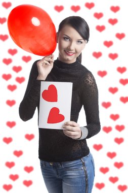 güzel esmer ile Sevgililer günü kartpostal ve balon