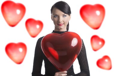 kamera önünde kalp şekilli balon ile güzel esmer