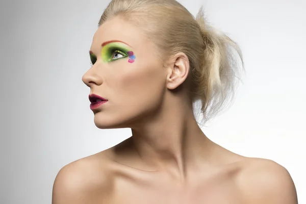 Schoonheid portret van blond meisje kijkt naar rechts — Stockfoto