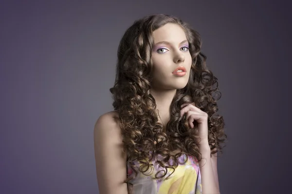 Morena bonita com cabelo encaracolado virou de três quartos — Fotografia de Stock