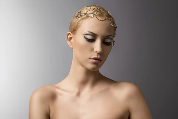 Skönhet porträtt av blondinen ser ner — Stockfoto