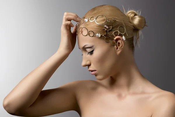 Schoonheid portret van blond meisje in profiel — Stockfoto