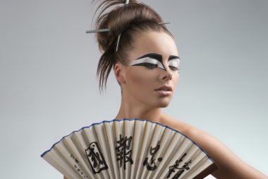 Japonya Style güzel esmer solda görünüyor