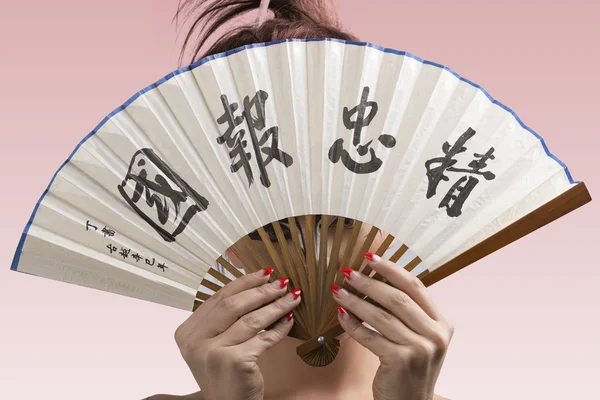 Morena bonita no estilo japão com rosto oculto — Fotografia de Stock