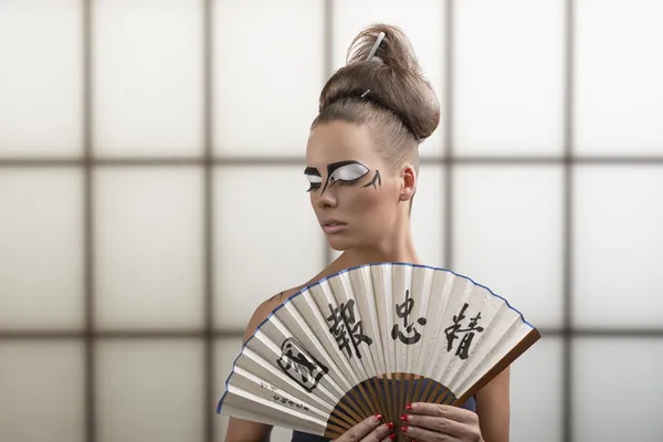 Mooie brunette in japan stijl draaide rechts — Stockfoto