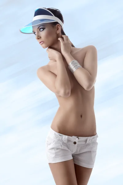 Morena sexy com shorts e sunshade olha para a direita — Fotografia de Stock