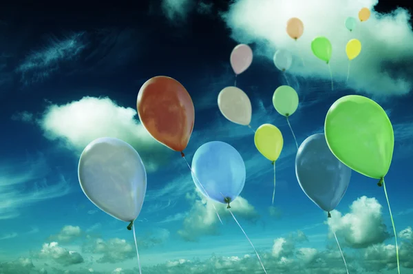 Globos de colores contra el cielo nublado —  Fotos de Stock