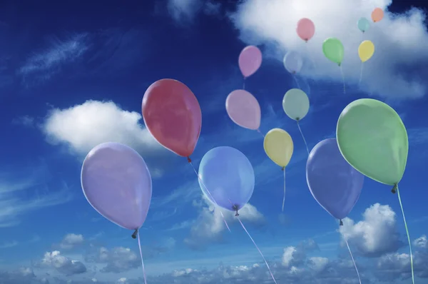 Globos de colores contra el cielo nublado —  Fotos de Stock