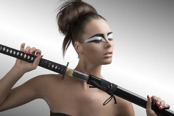 Brunette in japan style with katana and closed eyes — Stok fotoğraf