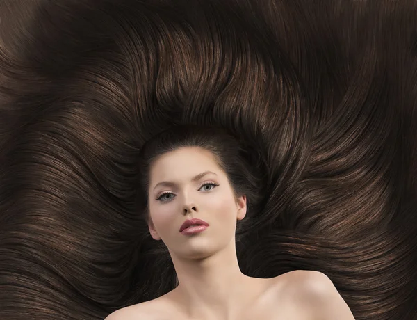 Dívka s dlouhé hnědé vlasy a nahá ramena — Stock fotografie