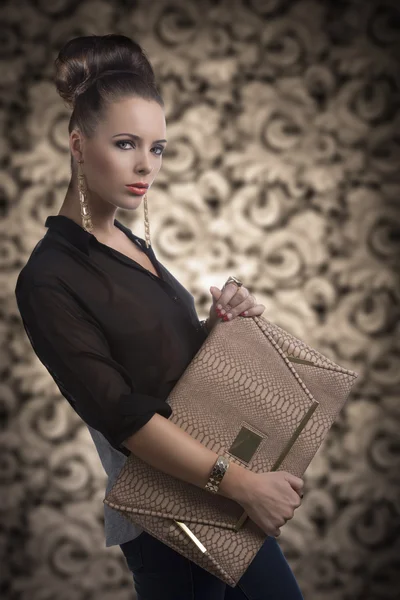 Fashion brunette with bag turned of three quarters — Stock Photo, Image