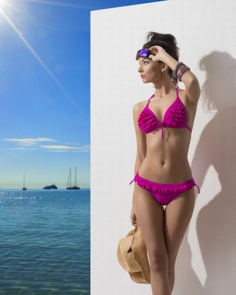 Hübsche Brünette mit Bikini rechts gedreht — Stockfoto