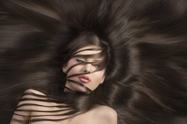 Uzun düz saçları esmer solda görünüyor