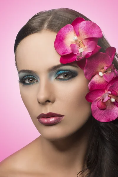 Mooie brunette met bloemen. bloemen zijn nep — Stockfoto