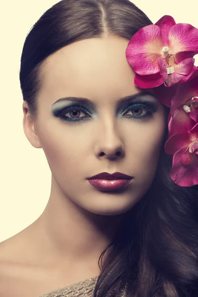Nahaufnahme von Schönheit Mädchen mit Blumen. Fake-Blumen — Stockfoto