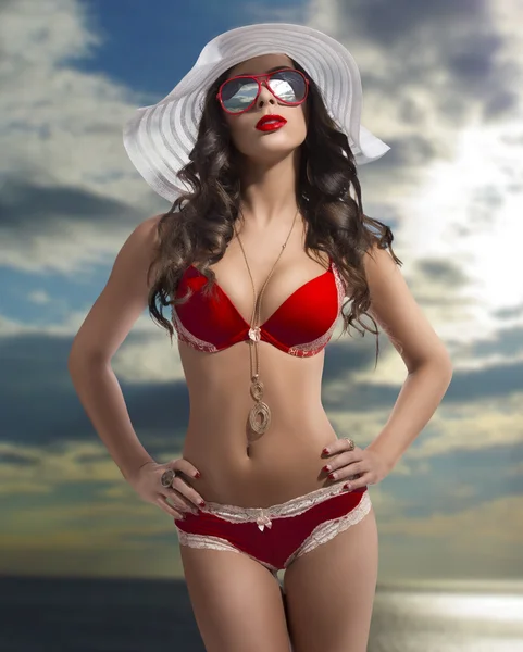 Prachtvolles Mädchen im Bikini mit Hut auf dem Meer — Stockfoto