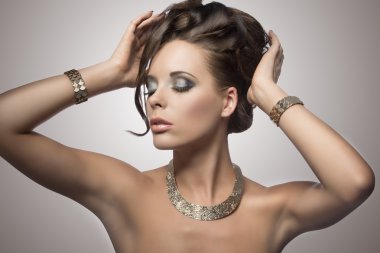 güzel bir saç modeli ile esmer kadın