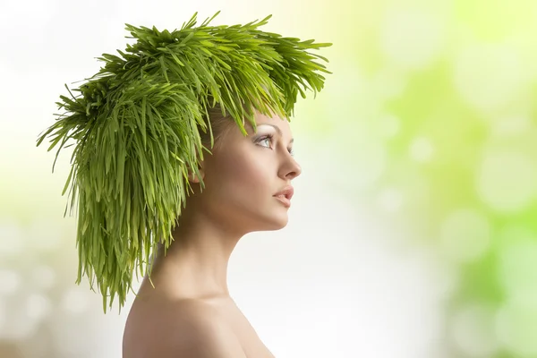 Menina primavera com estilo de cabelo ecológico — Fotografia de Stock