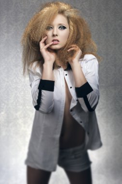 eski moda zemin üzerine kaya şehvetli kız