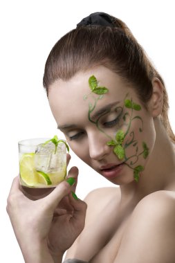 yaratıcı makyaj ve mojito ile şehvetli kız