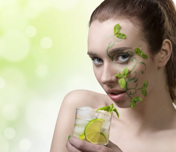 Beauty girl drinking mojito with creative make-up — Stock Photo, Image