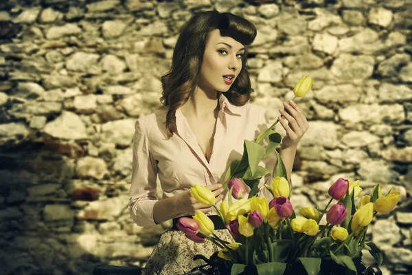 Femme vintage sensuelle avec des tulipes Photo De Stock